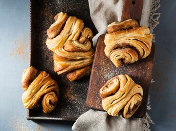 Hausgemachte Franzbrötchen auf einem Brett | © Getty Images/Westend61