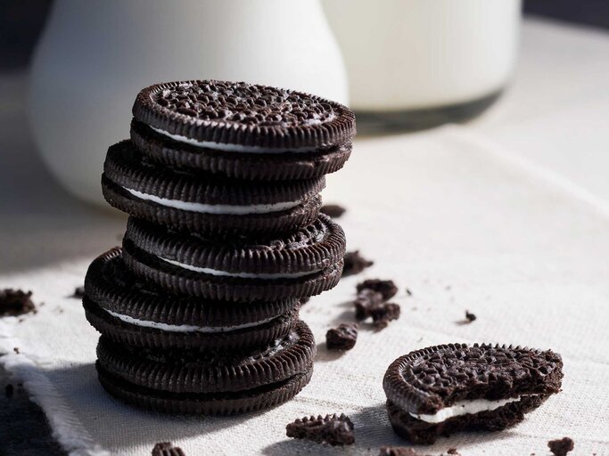 Oreos mit Milch | © Getty Images/bombuscreative