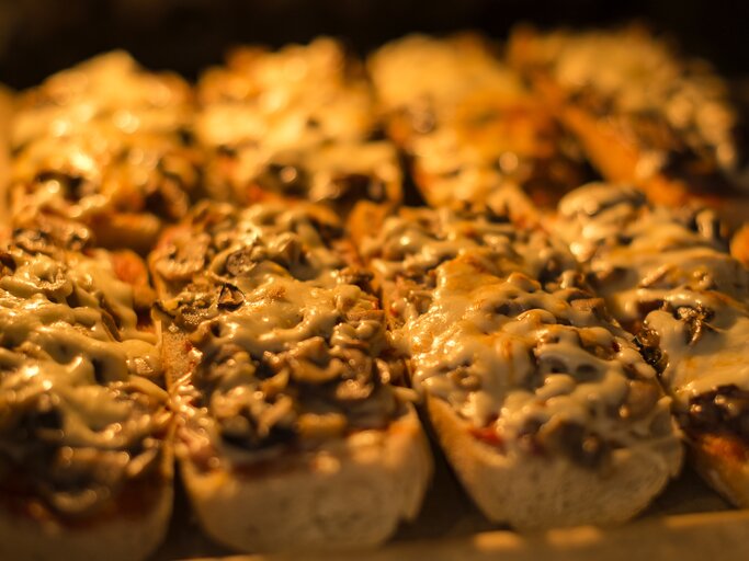Ofenbaguette mit Champignons | © Getty Images/Damian Pawlos