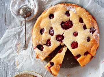 Frühstückskuchen mit Früchten von oben fotografiert | © Getty Images/©Tasty food and photography