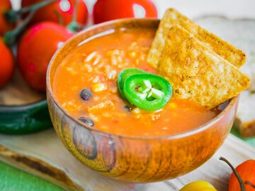 Mexikanische Tortilla Suppe | © Getty Images/ehaurylik