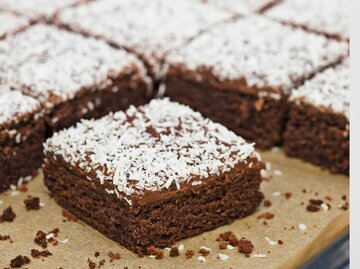 Saftiger Schokokuchen auf einem Blech mit Kokosraspeln | © Getty Images/Johner Images