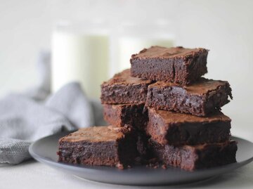 Schoko-Brownies mit Kidneybohnen aufeinander gestapelt | © Getty Images/Jogy Abraham