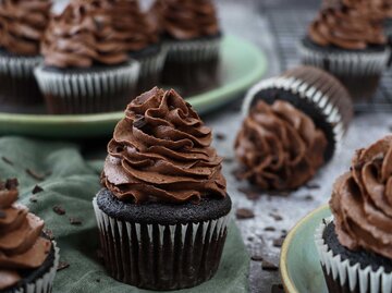 Schoko-Muffins mit Schokoladencreme als Topping. | © Getty Images / mtreasure