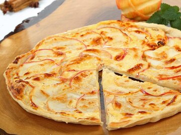 Flammkuchen in einer süßen Variante mit Apfel und Zimt | © Getty Images/griesnockerl