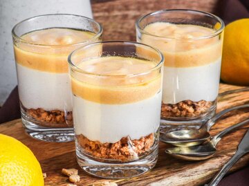 Mango Cheesecake im Glas mit Crumble | © Getty Images/MelanieMaya