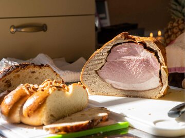 Osterschinken im Brotteig | © Getty Images/Christian Sander