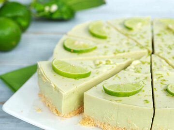 Ohne Backen: Cremiger Avocado-Limetten-Cheesecake | © Getty Images/Premyuda Yospim