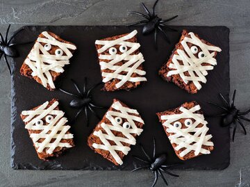Brownies mit weißen Streifen aus Zuckerguss | © Getty Images/jenifoto