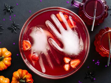 Roter Halloween Cocktail mit Hand aus Eis | © Adobe Stock/photoguns