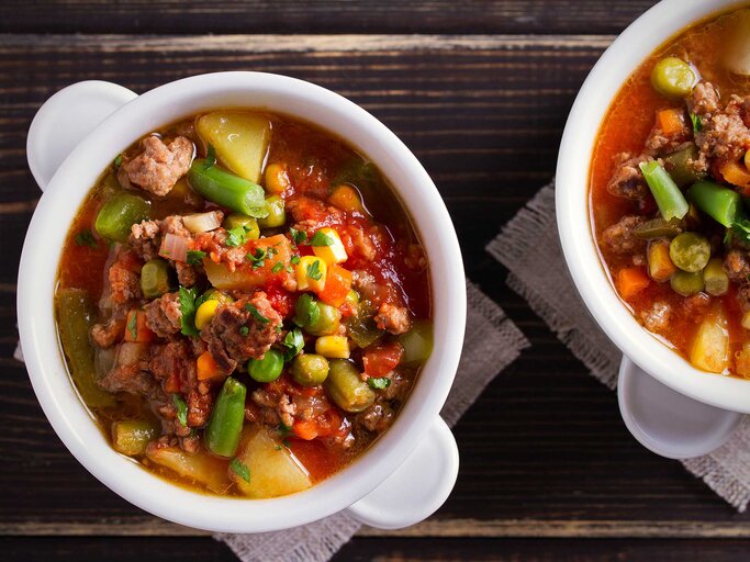 Eine Schüssel mit frisch gekochter Hamburger Suppe mit Hackfleisch, Bohnen, Erbsen, Kartoffeln und Tomaten. | © Getty Images/freeskyline