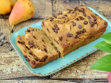 Hausgemachter Birnenkuchen mit Schokostücken | © Getty Images/AmalliaEka