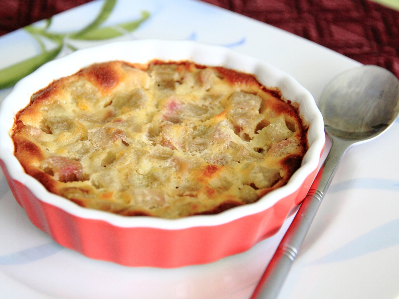 Dieses Rezept liebt jeder: Omas legendärer Rhabarber-Auflauf!