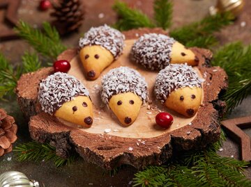 Süße Igelplätzchen auf einem Tablett zu Weihnachten | © Getty Images/Natkinzu