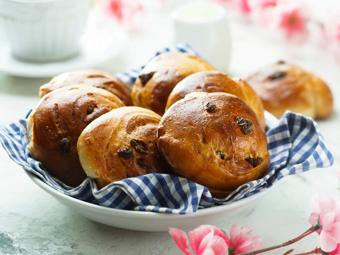Fresh from the oven and very tasty: homemade raisin rolls are a real treat! | © Getty Images / Mariha-Kitchen Homemade Raisin Rolls | © Getty Images / Mariha-Kitchen