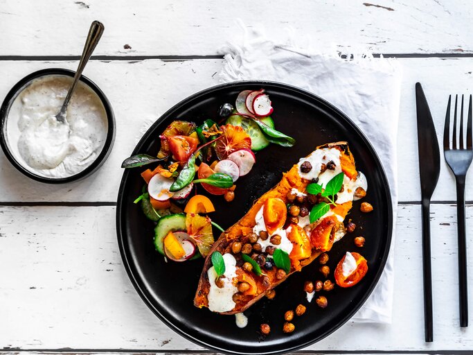 5 vegane Rezepte unter 5 Euro | © Getty Images/Westend61 Veganes Rezept mit Süßkartoffeln | © Getty Images/Westend61