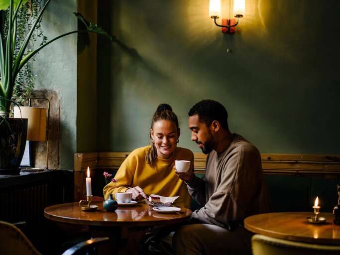 Frau und Mann bei Date in Café. | © Getty Images/Janina Steinmetz