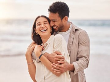 Mann und Frau verliebt am Strand | © Getty Images/PeopleImages