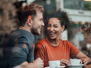 Eine Frau und ein Mann sind auf einem Date und trinken zusammen einen Kaffee | © GettyImages/Westend61