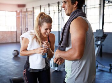 Zwei Personen flirten im Fitnessstudio | © Getty Images/Klaus Vedfelt