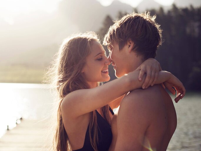 Paar küsst sich am See | © Getty Images/Tom Wilde
