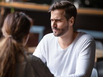 Mann schaut skeptisch beim Date | © Getty Images/fizkes