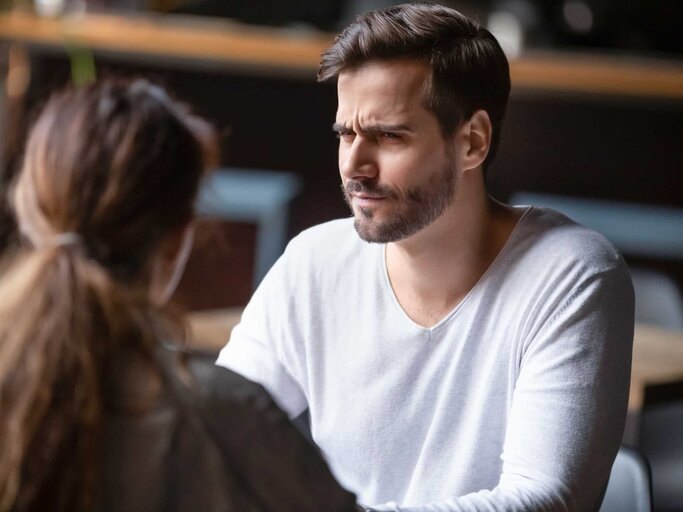 Mann schaut skeptisch beim Date | © Getty Images/fizkes