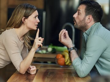 Ein Paar diskutiert miteinander | © GettyImages/skynesher