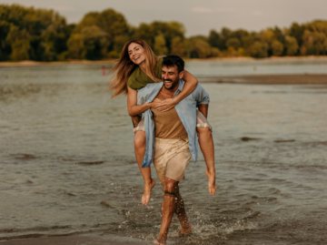 Glückliches Paar am Strand | © Getty Images/Studio4