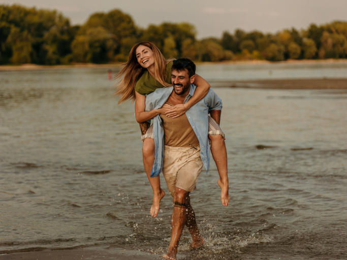 Glückliches Paar am Strand | © Getty Images/Studio4