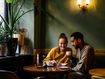 Junges Paar sitzt für ein Date in einem Cafe | © Getty Images/Janina Steinmetz