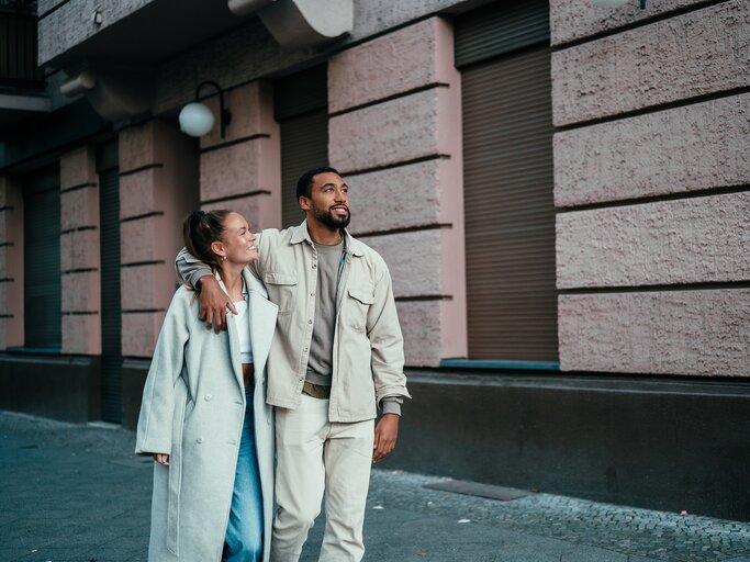 Ein junges Paar schlendert Arm in Arm durch die Stadt | © GettyImages/Alina Rudya/Bell Collective
