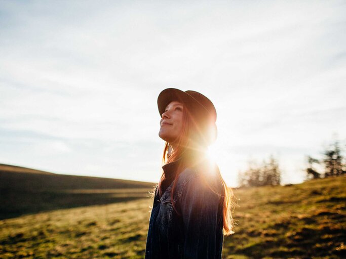 Junge Frau mit Hut in der Abendsonne | © Getty Images/Counter