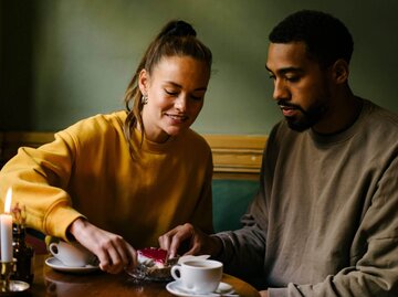 Paar in Café | © Getty Images/Janina Steinmetz