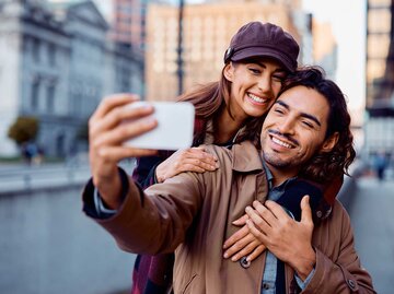 Paar macht bei einem Städtetrip ein glückliches Selfie. | © Adobe Stock / Drazen