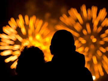 Paar vor Feuerwerk | © Getty Images/Mats Silvan