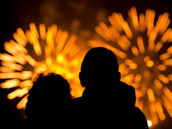Paar vor Feuerwerk | © Getty Images/Mats Silvan