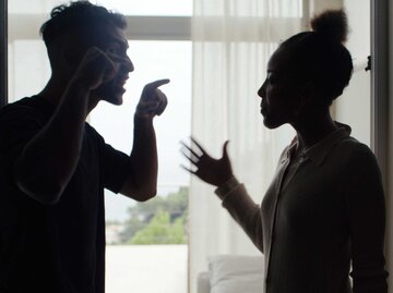 Junges Paar streitet sich | © Getty Images/janiecbros