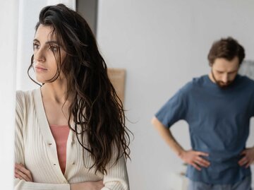 Frau wendet sich nach Streit von Partner ab | © Adobe Stock/LIGHTFIELD STUDIOS