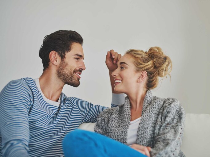 Paar schaut sich lächelnd an | © Adobe Stock/Delmaine Donson/peopleimages.com