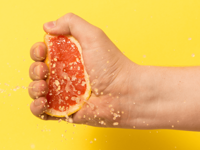 Hand quetscht Grapefruit aus | © Getty Images/Tomasz Pasternak/EyeEm