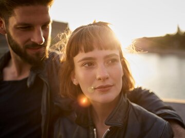 Frau und Mann bei Sonnenschein | © Getty Images/Oliver Rossi