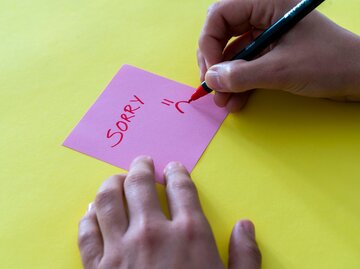 Post-it, auf dem Sorry steht | © Getty Images/Javier Zayas Photography