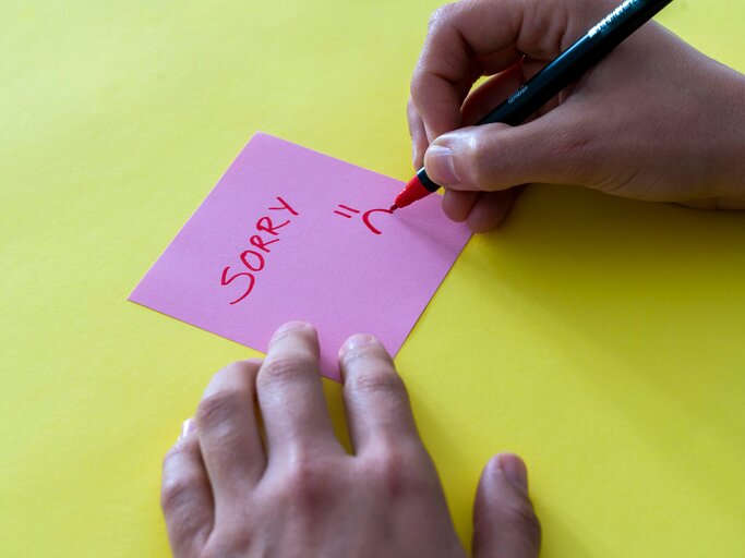 Post-it, auf dem Sorry steht | © Getty Images/Javier Zayas Photography