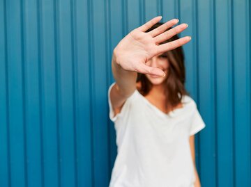 Frau hält sich Hand vor das Gesicht | © Getty Images/F.J. Jimenez