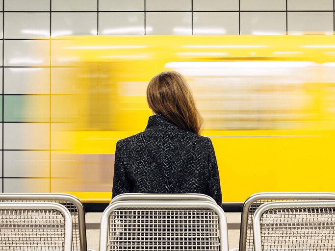 Frau sitzt aus Bank in U-Bahn-Station | © Getty Images/Celine Nguyen / EyeEm