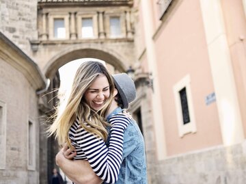 Verliebtes Paar im Urlaub | © Getty Images/Andy Paul