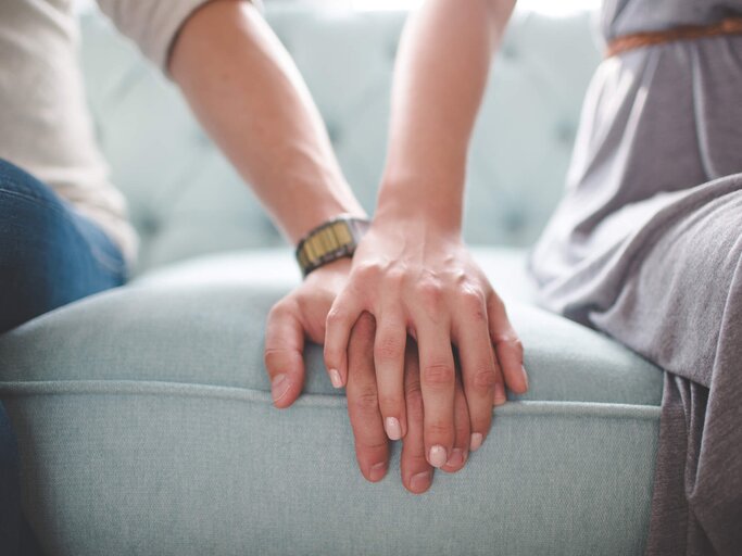 Paar legt die Hände aufeinander | © Getty Images/Davin G Photography