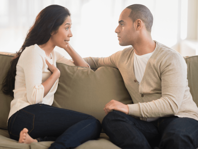 Frau und Mann unterhalten sich auf Couch | © Getty Images/Tetra Images
