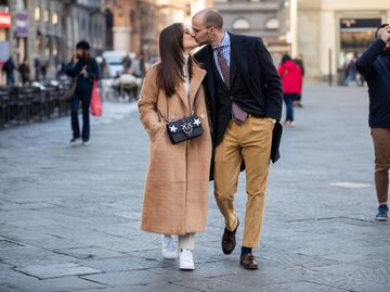 Liebespaar küsst sich auf der Straße | © Getty Images/Christian Vierig / Kontributor